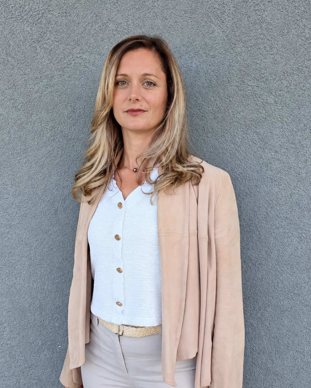 Samantha Guinard, avocate d'affaires, en veste beige