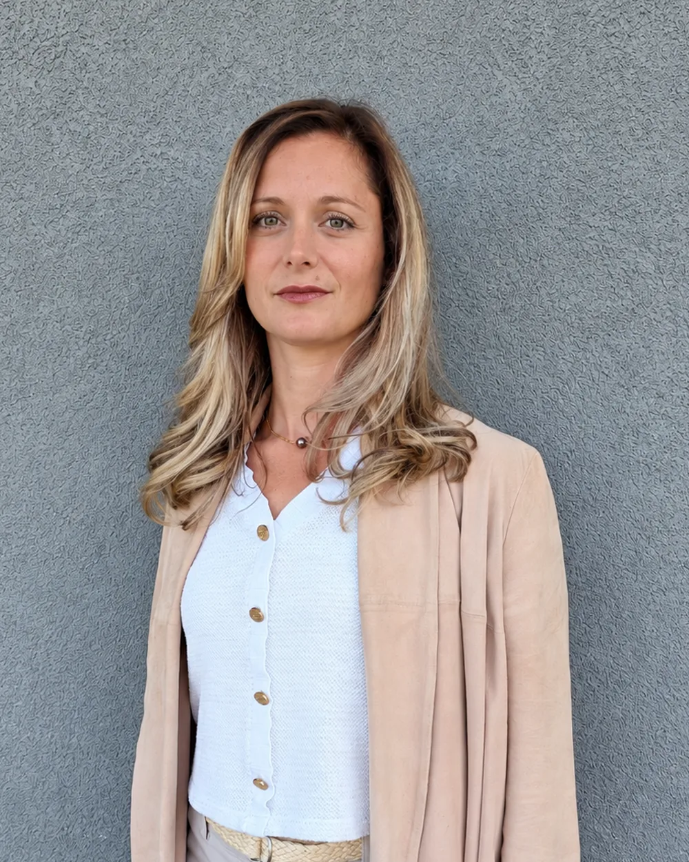 Samantha Guinard, avocate d'affaires, en veste beige