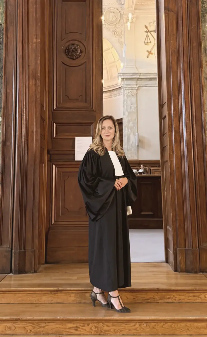 Samantha Guinard en robe d'avocate, sur les marches du palais de justice